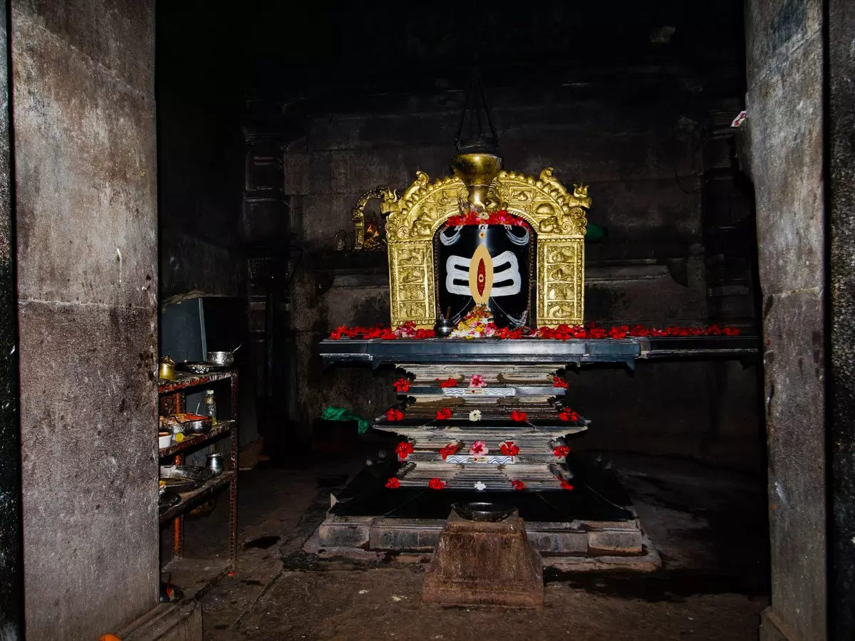   What are the Famous temples in Warangal?